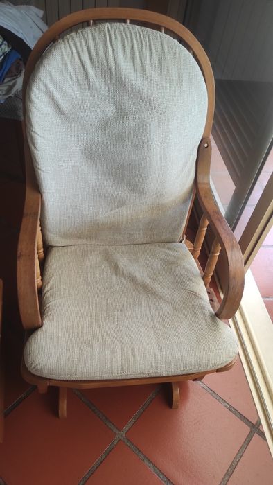 Duas cadeiras de baloiço em bom estado com almofadas