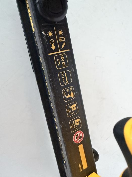 Цвяхозабивний пістолет (нейлер) для фінішних робіт  DeWalt DCN660