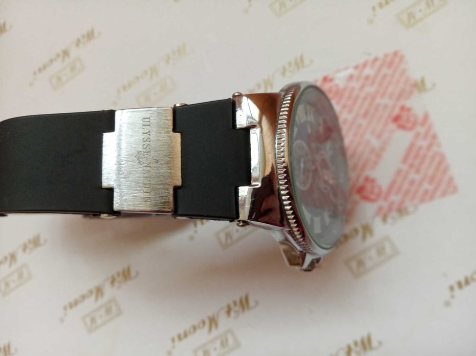 Чорний чоловічий годинник