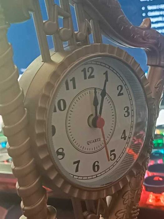 Elegancki Budzik z Harfą Rzymską