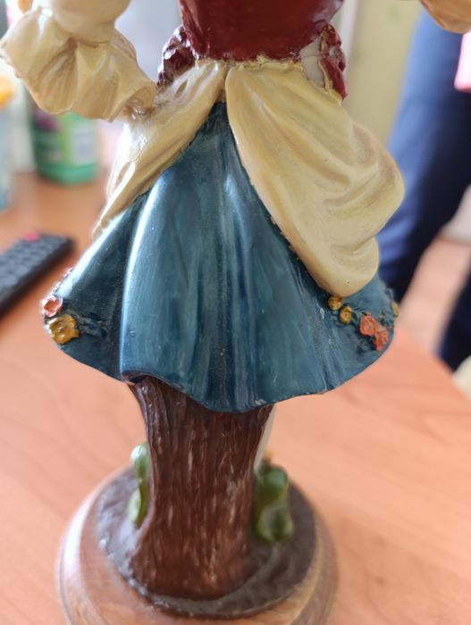 Figurka dziewczyny