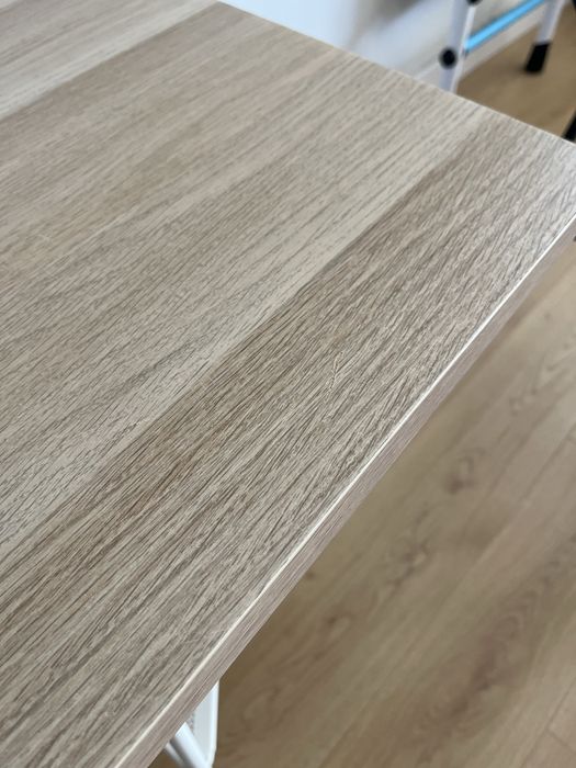 Biurko IKEA TILLSLAG/LAGKAPTEN w stylu skandynawskim
