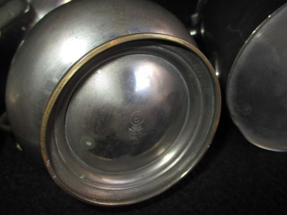 Conjunto de Peças Antigas em Estanho e Metal com Marcas de Fabrico