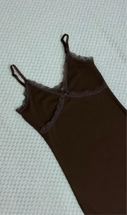 Brązowa sukienka na ramiączkach