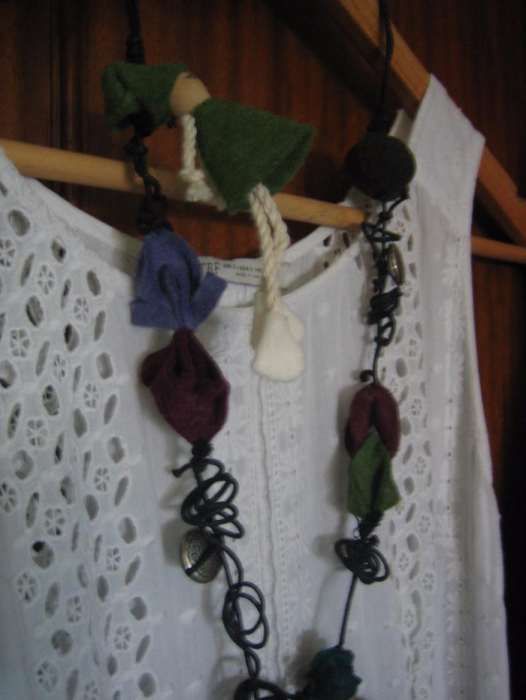 Colar comprido Natura, em feltro, novo