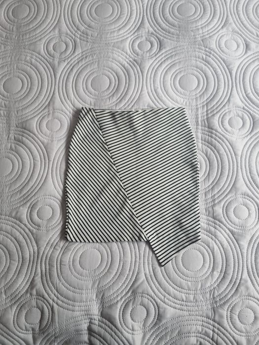 Spódnica prążkowana w biało- czarne paski, Pull&Bear, rozmiar M