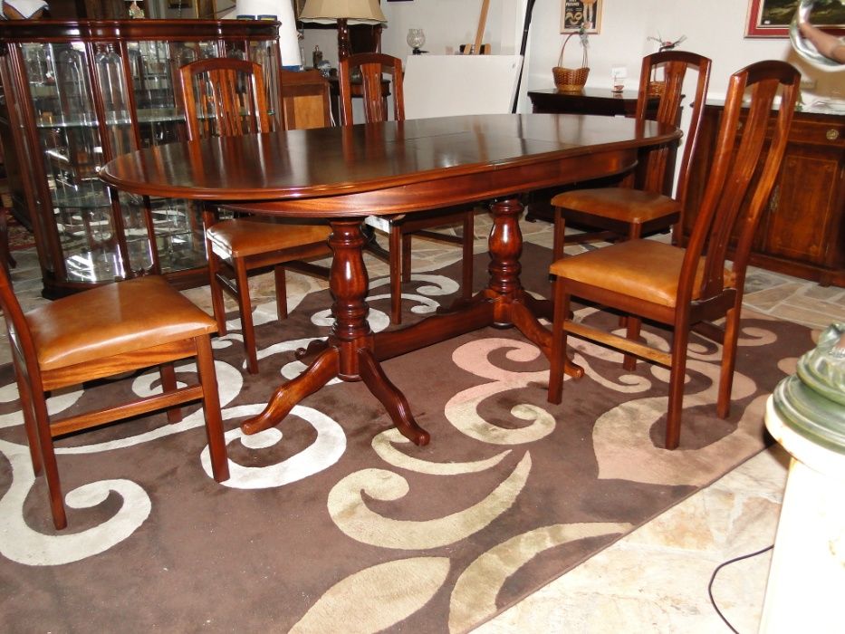 Mesa de sala em madeira - Extensível - Como nova - Só a mesa as cadeir