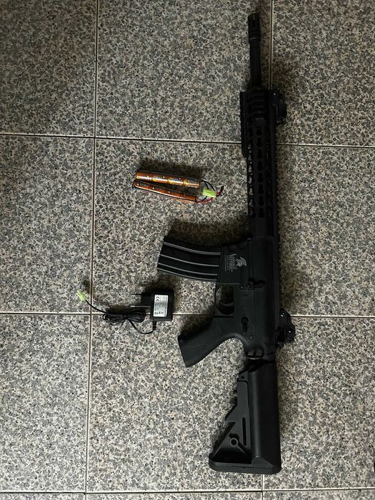 Arma airsoft Lancer Tactical LT12 e material