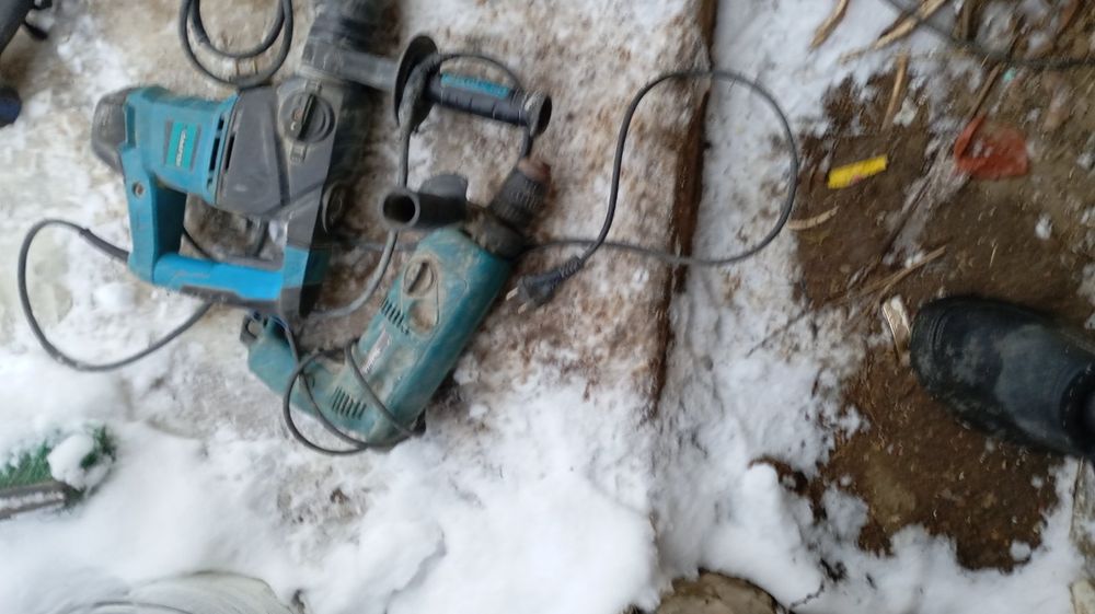 2 бензопіли . 3 перфоратори і шуруповерт