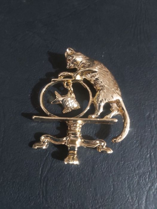 Vintage broszka w złotym kolorze.