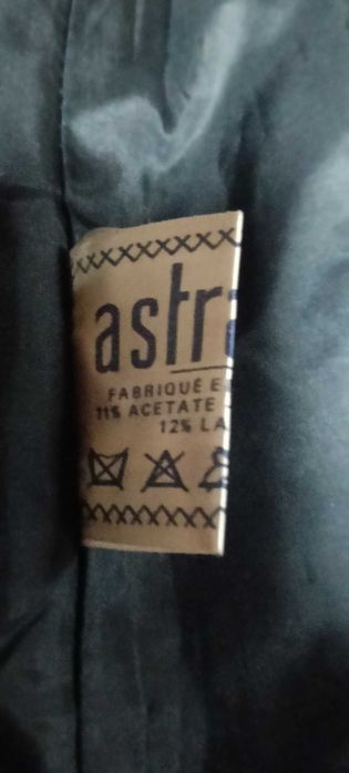 Casaco comprido preto com gola de pelo