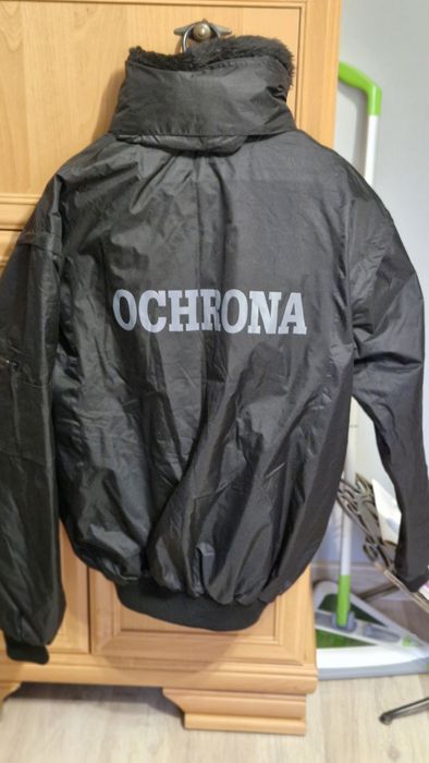 Zimowa kurtka z napisem ochrona,