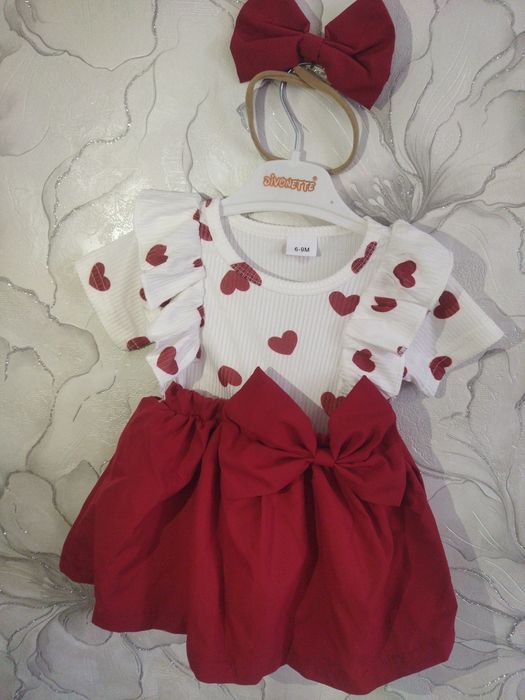 Червона сукня з бантиком на голову