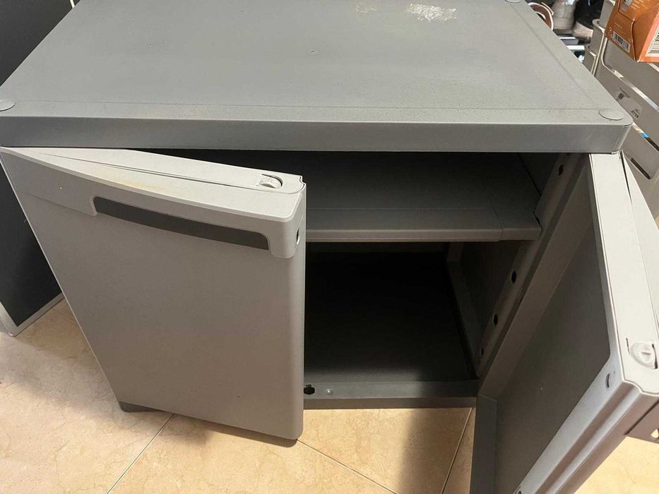 Mesa Ping Pong + armário interior + conjunto 5 bancos e mesinha plástico + tenda + 2 lâmpadas jardim + cavalete aluminio + 6 cxs Ikea + tampas madeira