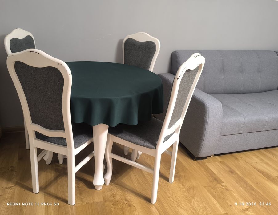 Komplet 4 krzeseł stylizowanych (Ludwik) – białe z szarą tapicerką