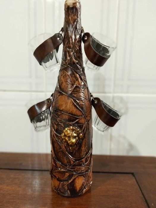 Conjunto Garrafa Decorada + 4 Copos em Suporte Artesanal