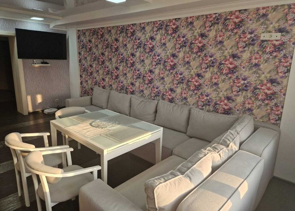 5-кімнатна квартира в самому центрі міста з дизайнерським ремонтом.