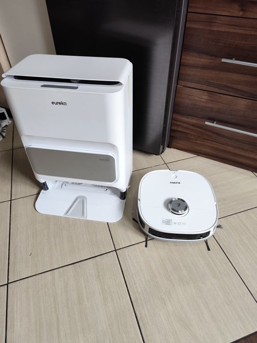 Eureka J12 Ultra robot odkurzający z automatyczną stacją opróżniania,