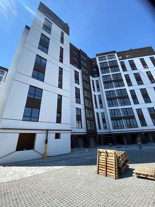 Продаж 2-кімнатної квартири поруч міського озера та неподалік Центру.