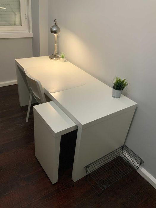 Secretária IKEA Modelo MALM Cor BRANCO Material CORTIÇA