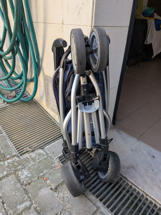 Carrinho ligeiro para criança