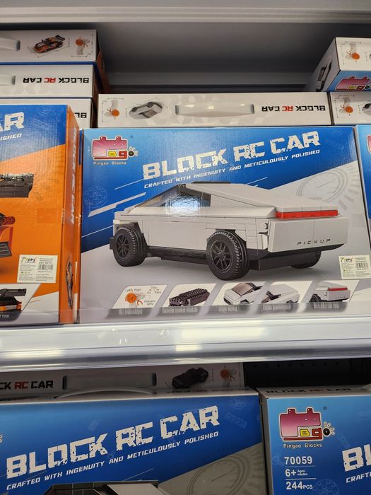 Auto RC z klocków 244 el. – zdalnie sterowany pickup futurystyczny 6+