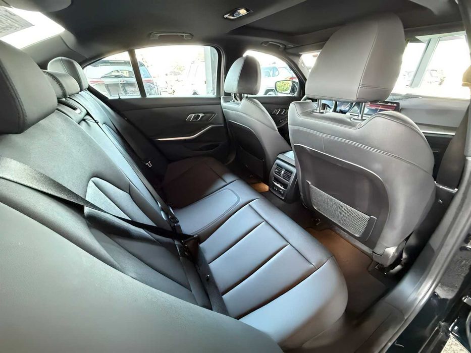 BMW 330xi      2020