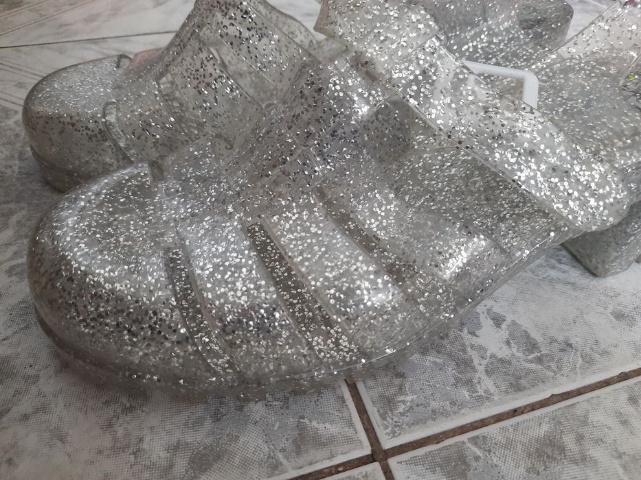 Lilley przezroczyste sandałki na obcasie ze srebrnym brokatem 39