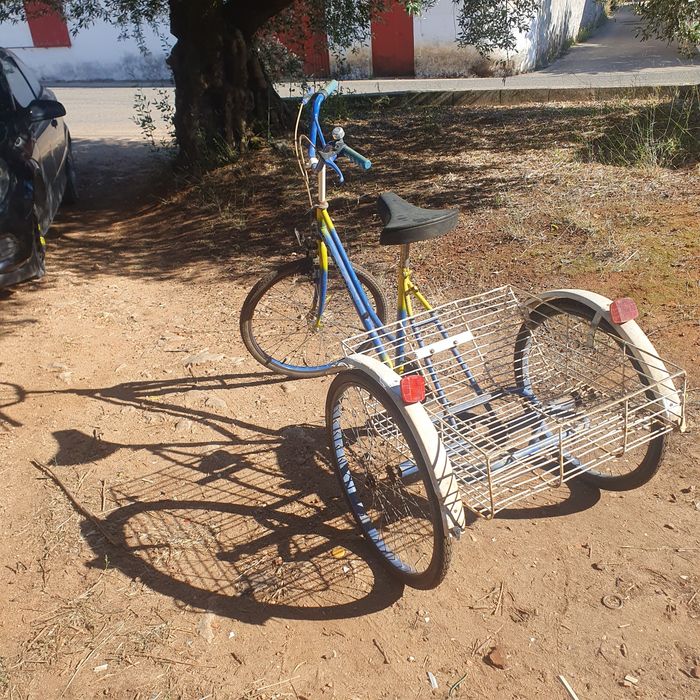 ...BICLICLETA.    ..ANTIGA  .PARA Ir AS COMPRAS