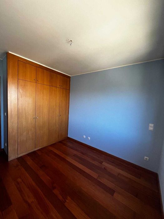 Arrenda-se T2 c/lugar de garagem e arrumos