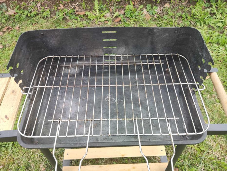 Grill węglowy na kółkach ze stolikiem