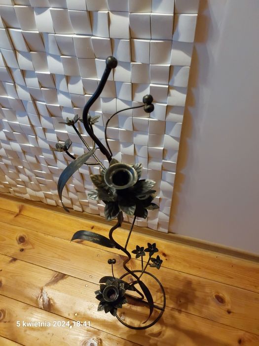 Świecznik metaloplastyka