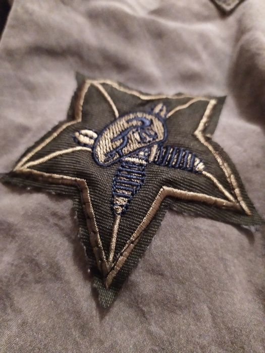 Koszula z naszywkami