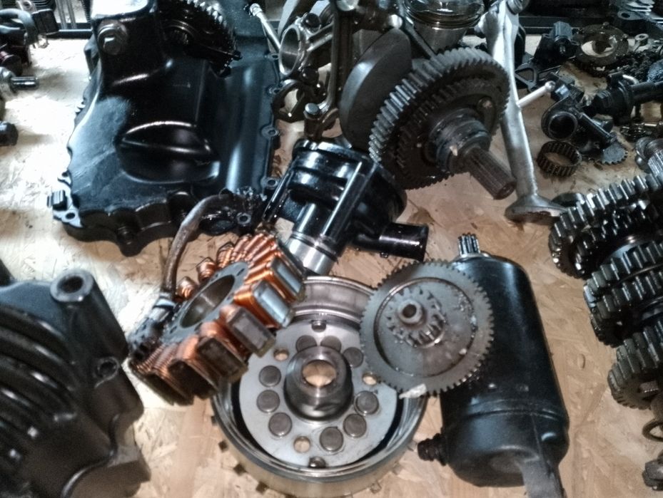 TRIUMPH SPRINT ST 1050 SILNIK wał skrzynia stator rozrusznik tłok tryb