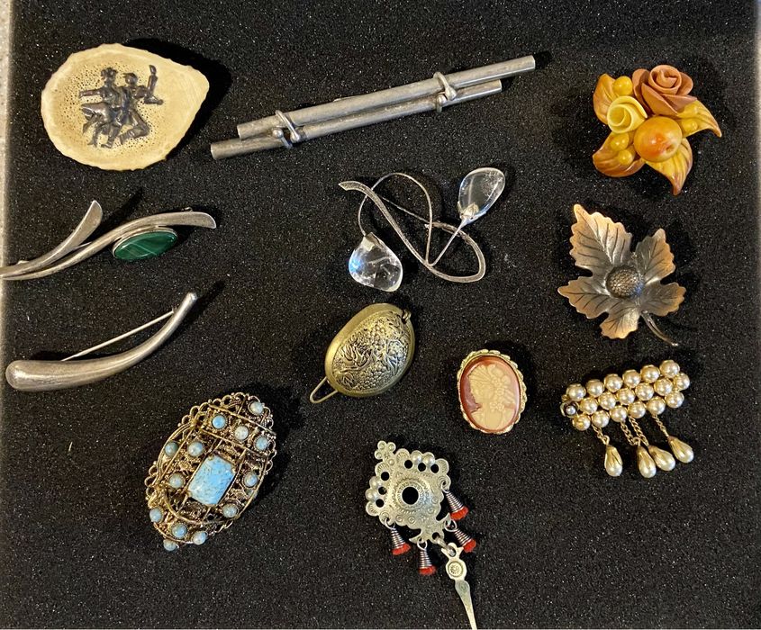 Broszki Vintage PRL 11szt biżuteria retro przywieszki