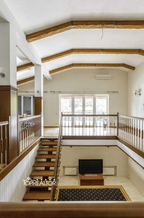 Сучасний заміський котедж із басейном у селищі Високий