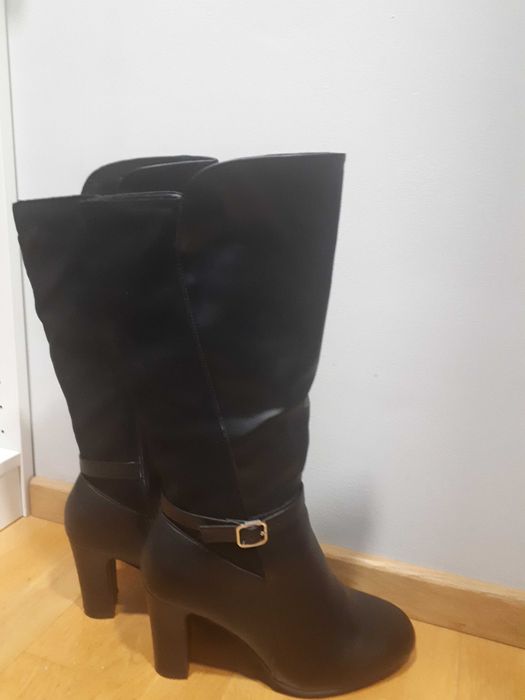 Nowe eleganckie kozaki na obcasie