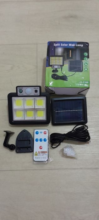 Split Solar Wall Lamp — сучасний вуличний світильник на сонячній батареї.