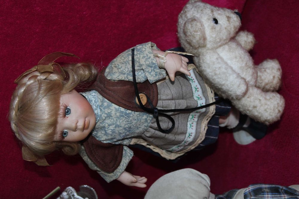 Kolekcjonerska lalka porcelanowa na stojaku"