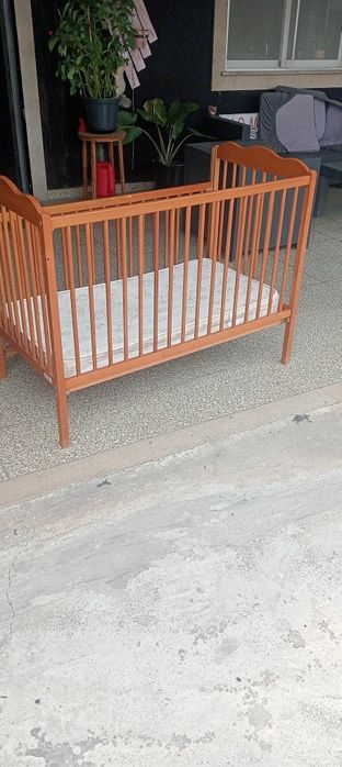Cama de grades com colchão em ótimo estado