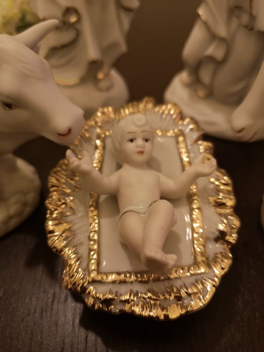 White Porcelain Nativity Scene64752095377921121