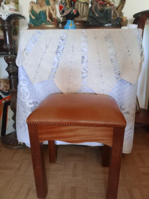 Banqueta em madeira maciça e assento estofado