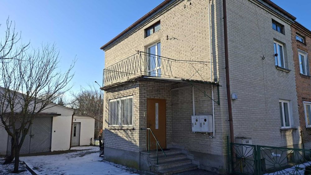 Dom piętrowy w dobrej okolicy