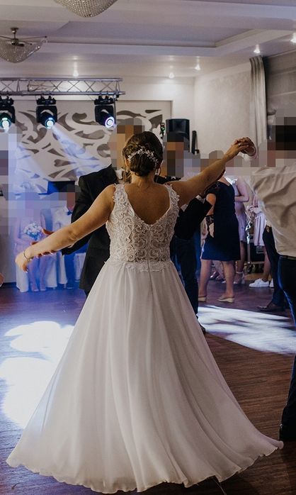 Suknia ślubna śnieżnobiała