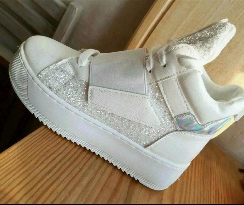 Nowe Sneakersy na platformie z delikatnym protektorem 37