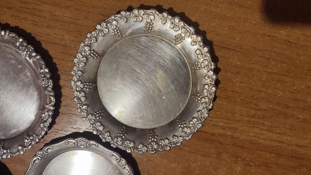 Spodki z motywem zdobiennym