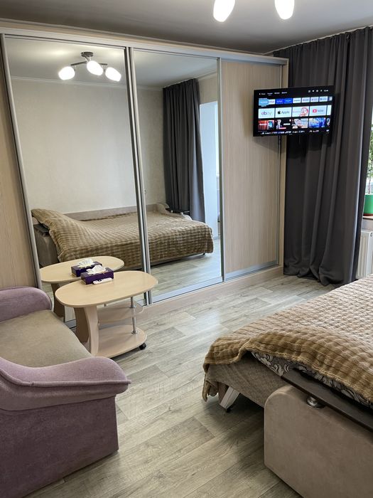 Подобова квартира на площі 700-річчя. ТВ Смарт