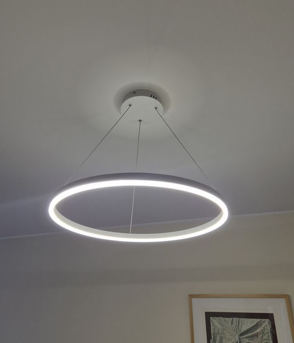 Candeeiro de teto em formato circular LED
