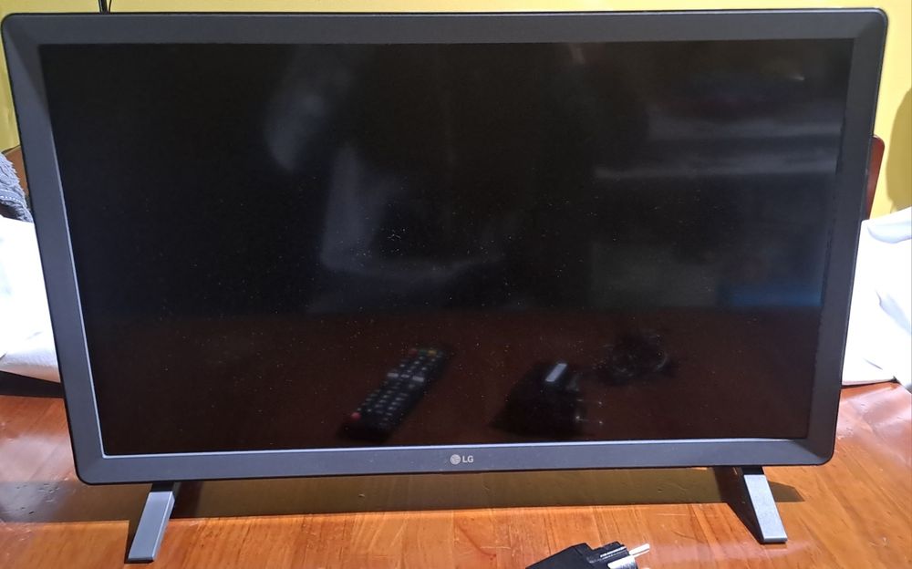 TV LG 24TQ520S (LED  24-61 cm -HD - Smart TV) (Como Nova)