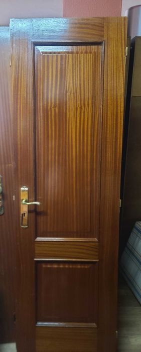 Varias portas com ferragem e sem ferragens